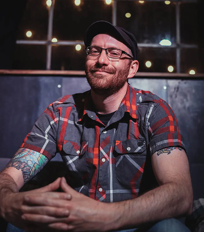 Headshot of comedian Eric Henderson.